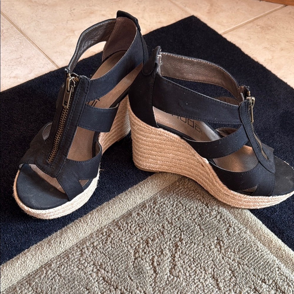 Moda Black and Tan Wedge Shoes